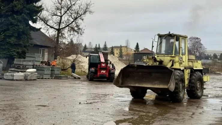 Будівельна техніка працює на промисловому майданчику
