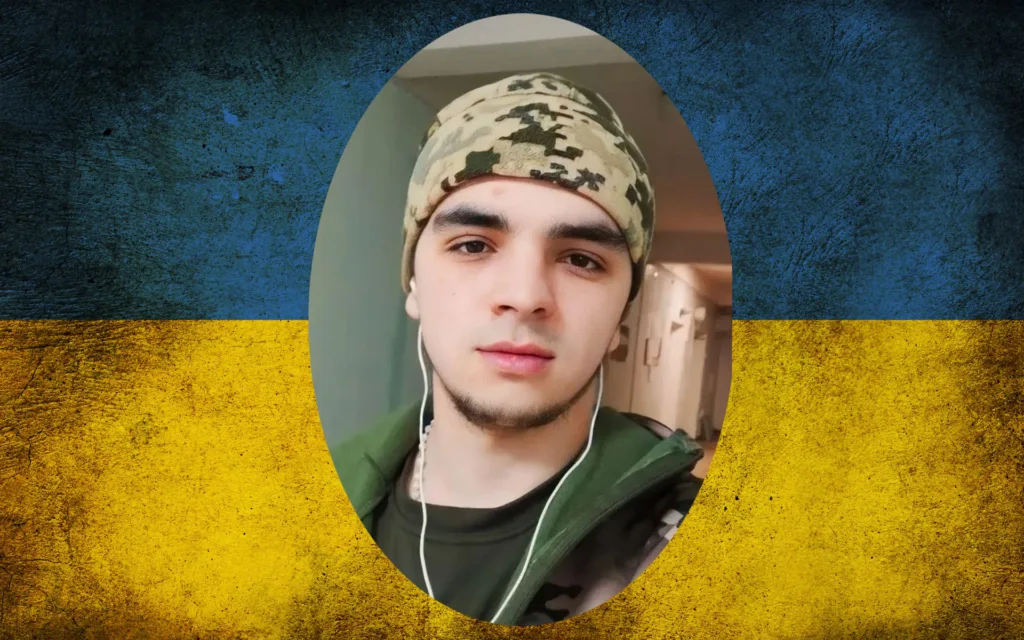 Український військовий на тлі прапора України