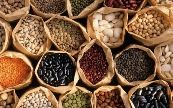 Різні види бобових у паперових пакетах