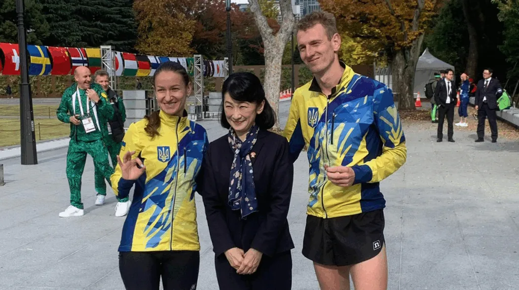 Українські спортсмени на міжнародному змаганні з прапорами