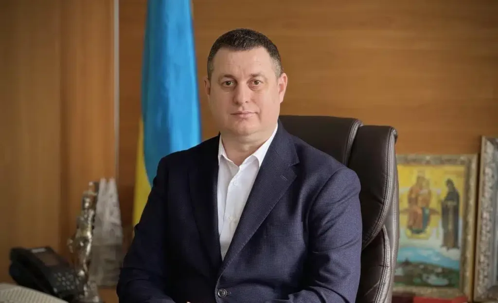 Чоловік у костюмі сидить в офісі