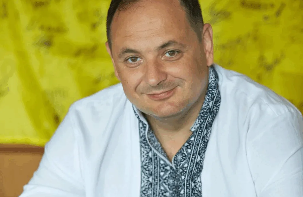 Чоловік у вишиванці на жовтому тлі