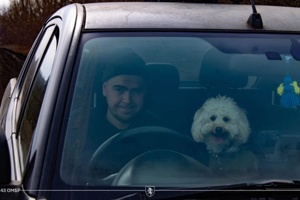 Чоловік і пес у машині на дорозі