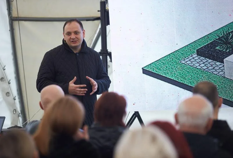 Чоловік проводить презентацію перед аудиторією