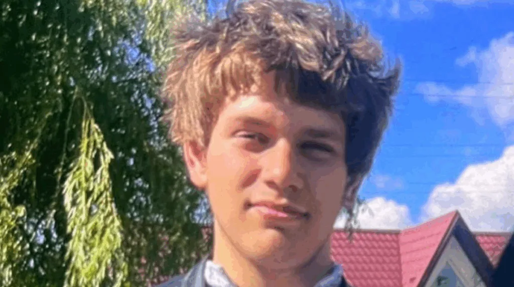 Юнак на вулиці під сонячним небом