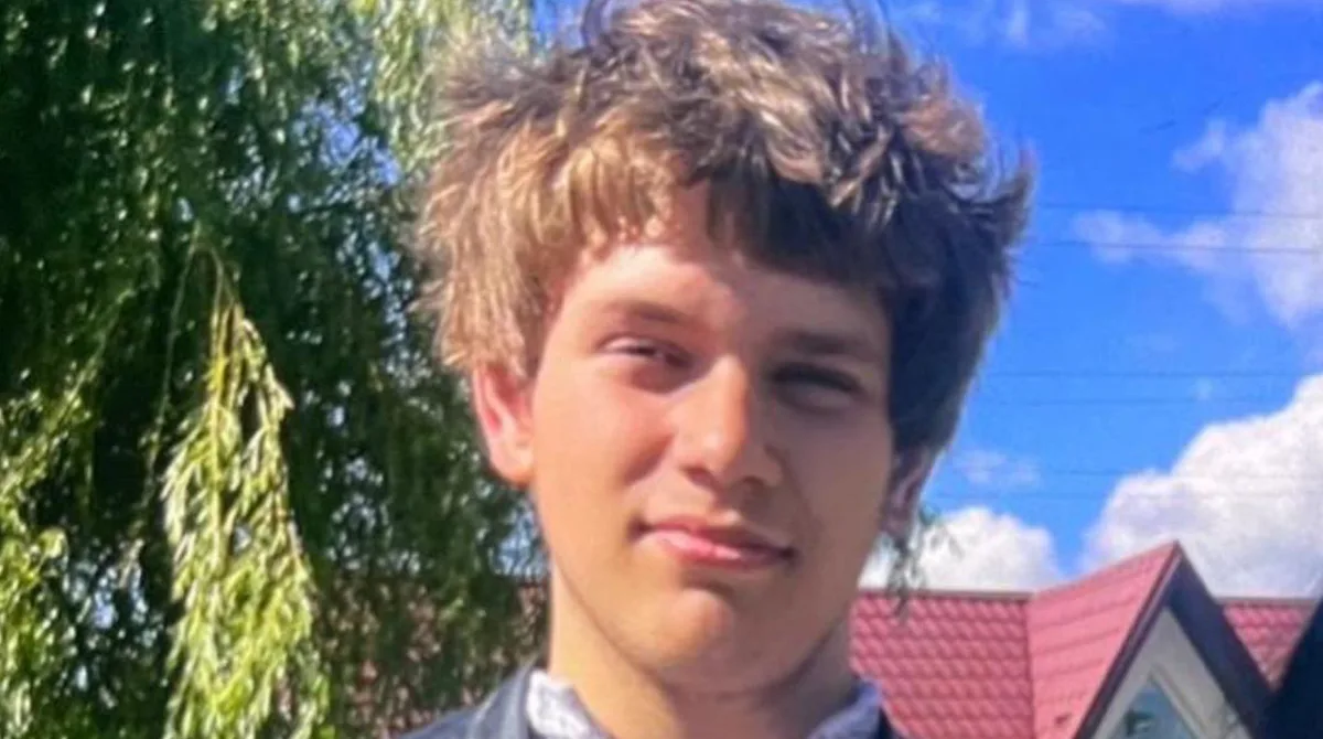 Юнак на вулиці під сонячним небом