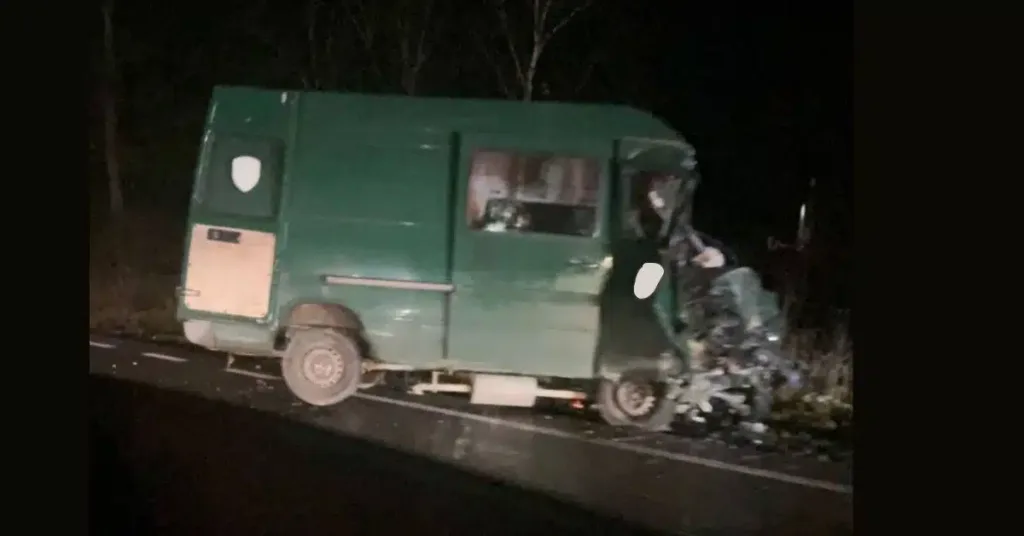 ДТП із зеленою вантажівкою на нічній дорозі