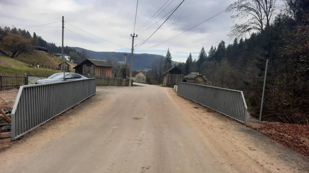 Сільський міст через дорогу в гірському селі