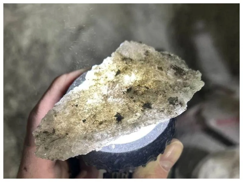 Кристалічний мінерал у руці під світлом