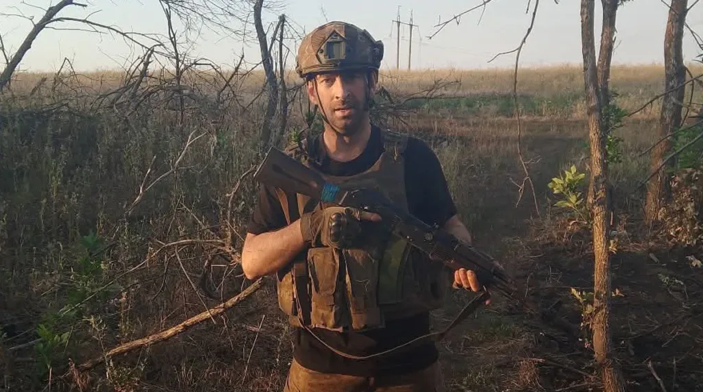 Військовий у формі стоїть у лісі