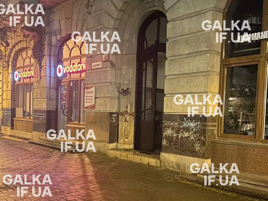 Вулиця з офісом Vodafone у вечірній час