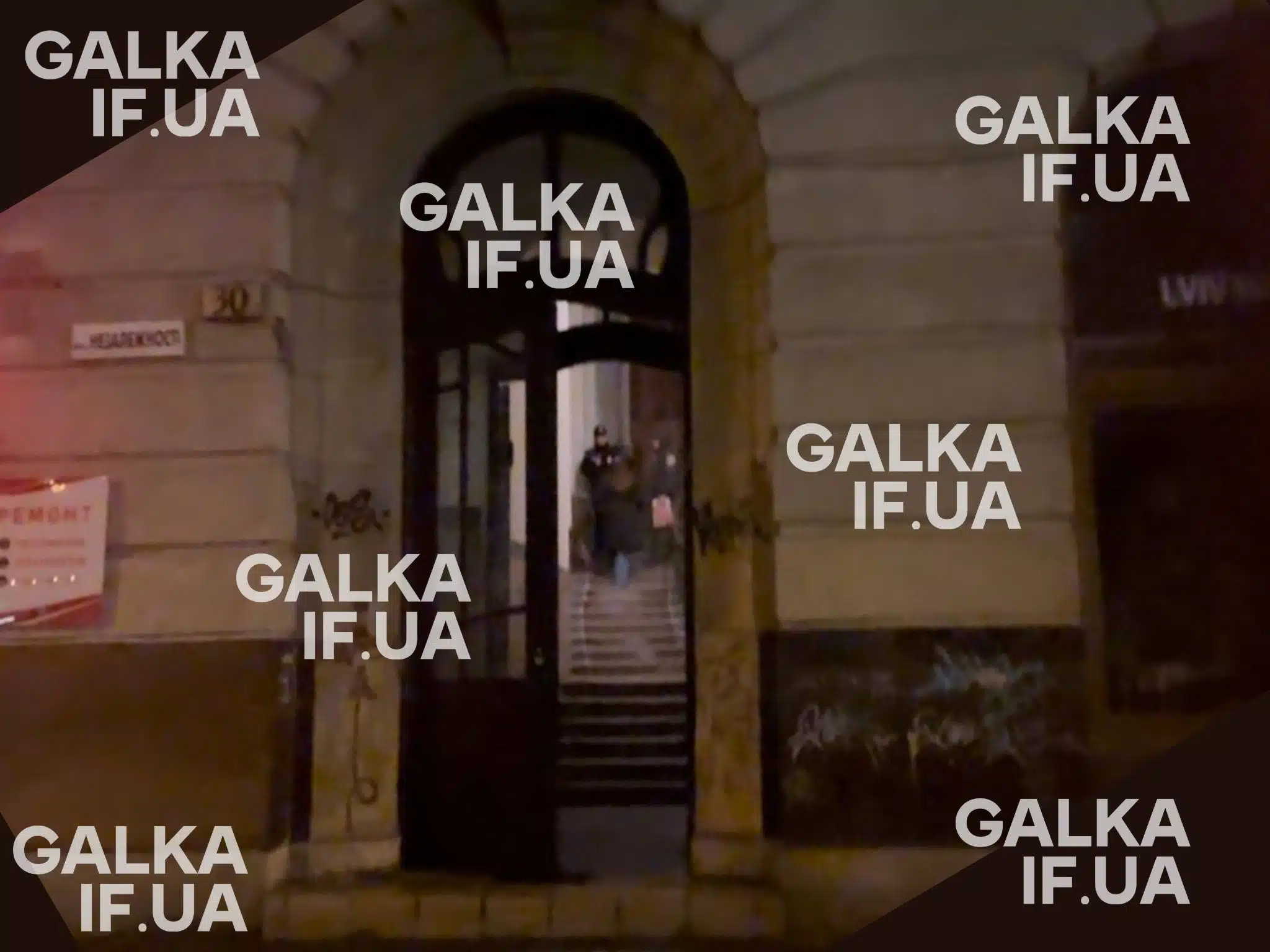 Вхід до старої будівлі у вечірній час