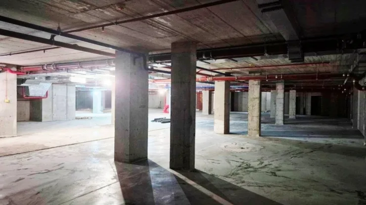 Підземний паркінг з бетонними колонами