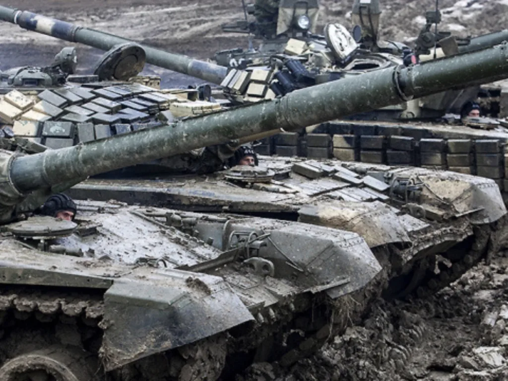 Бойові танки на грязьовому полі бою