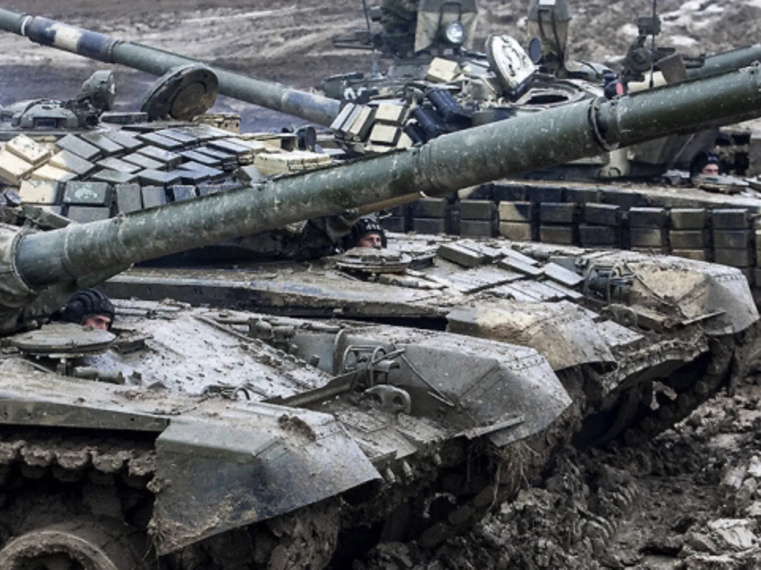 Бойові танки на грязьовому полі бою