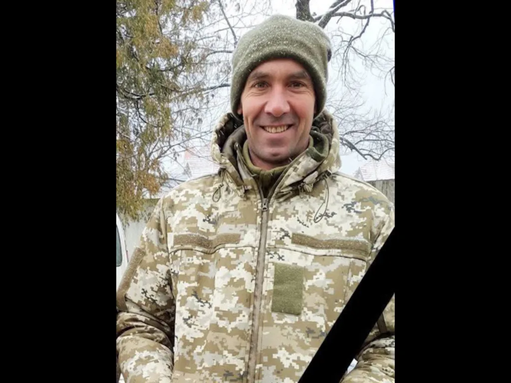 Військовий у зимовій камуфляжній формі на вулиці