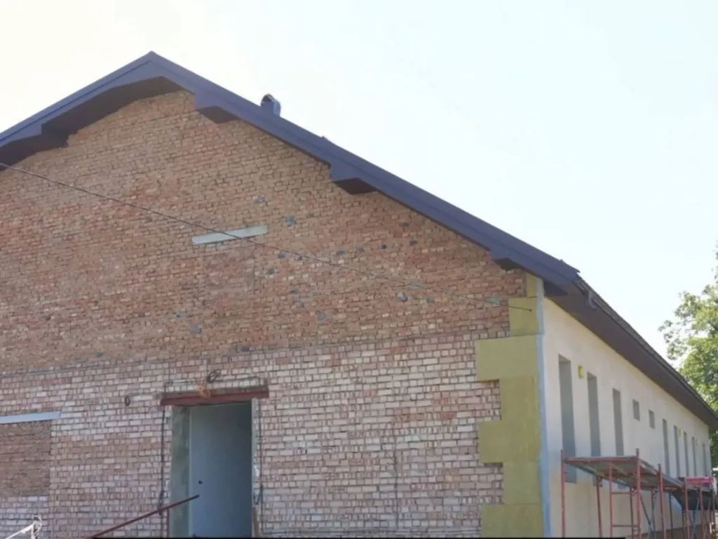 Будівля з червоної цегли під час реконструкції