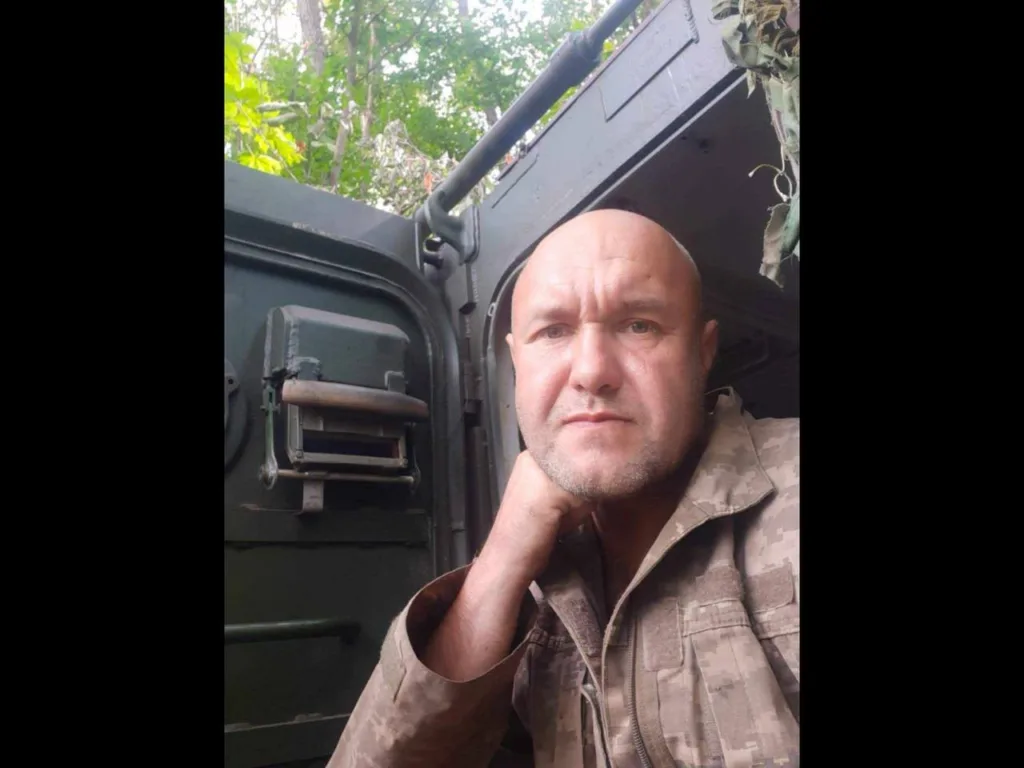 Військовий у камуфляжі сидить у транспорті