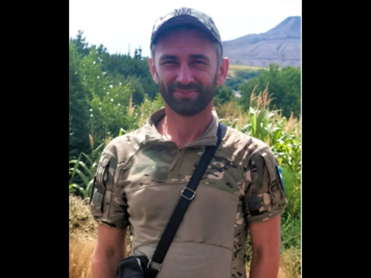 Військовий у формі на природі серед гір