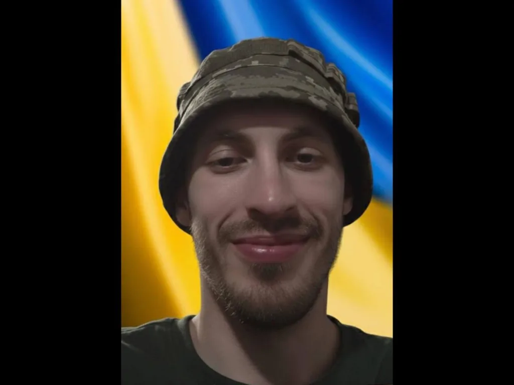 Військовий на фоні прапора України