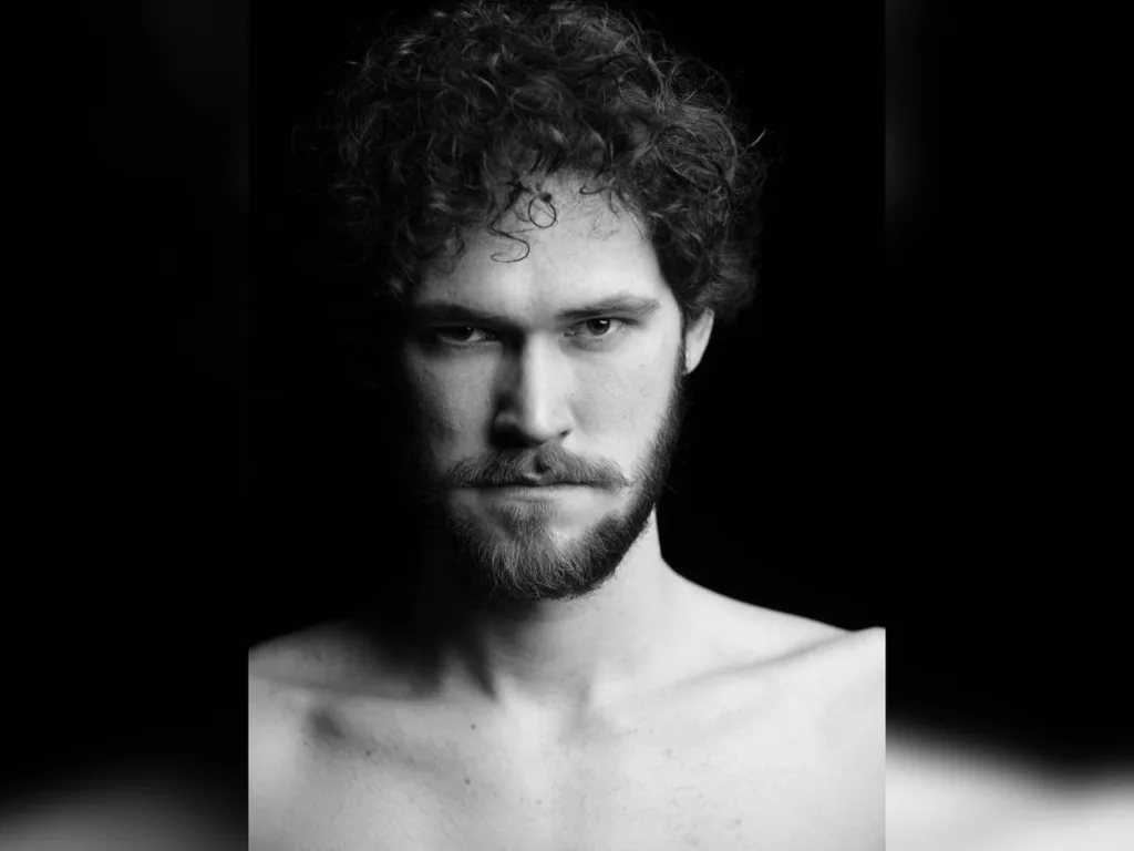 Чорно-біле портретне фото чоловіка з бородою