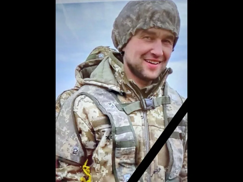 Український військовий у камуфляжі посміхається