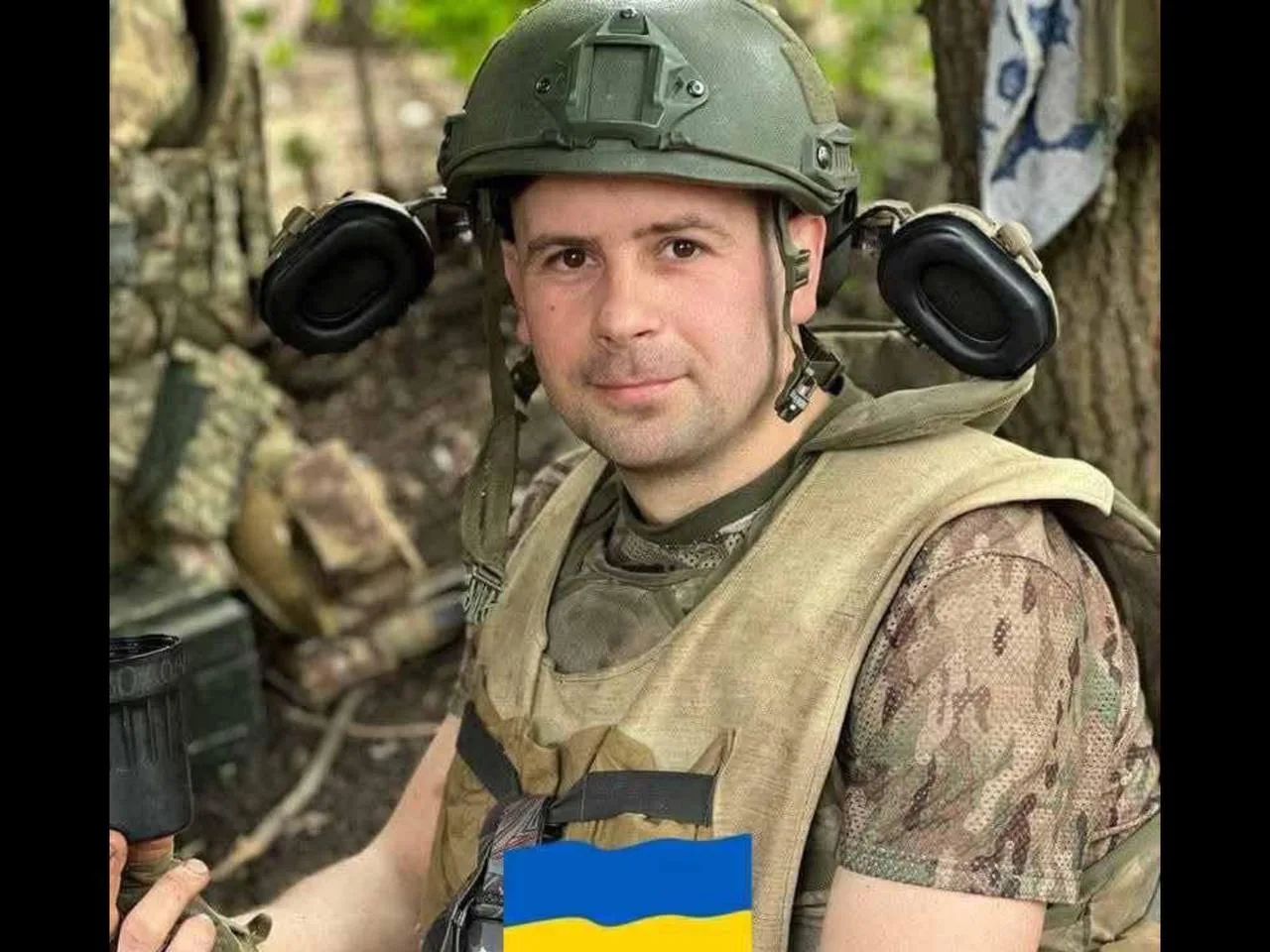 Український військовий у шоломі та бронежилеті