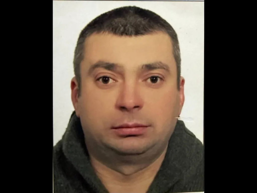 Портрет чоловіка на нейтральному тлі