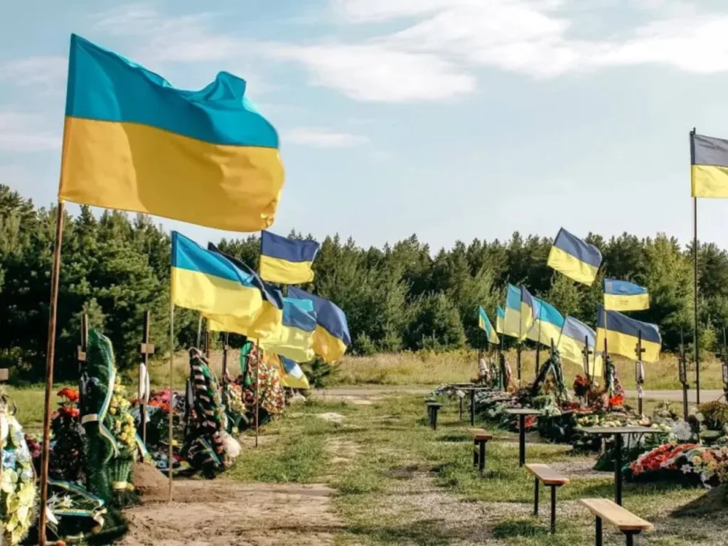 Українські прапори на військовому кладовищі