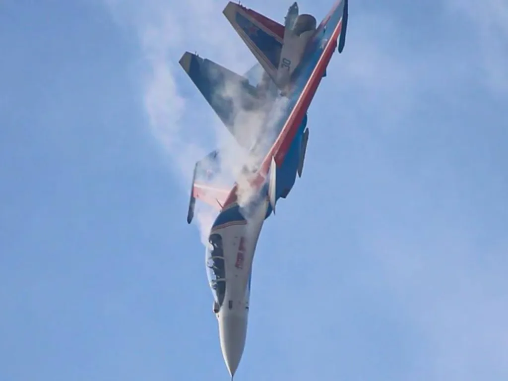 Винищувач виконує фігуру вищого пілотажу в небі