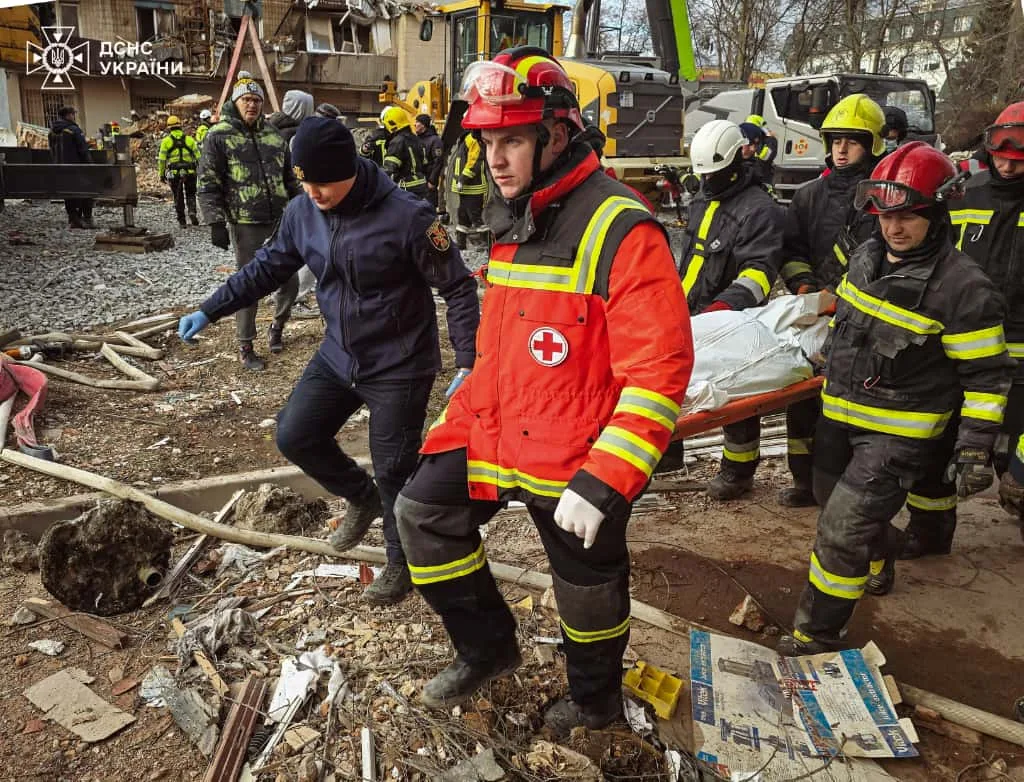 Рятувальники евакуюють постраждалого після руйнування будівлі