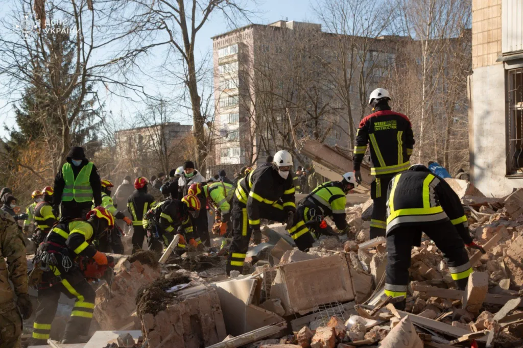 Рятувальники розбирають завали зруйнованої будівлі