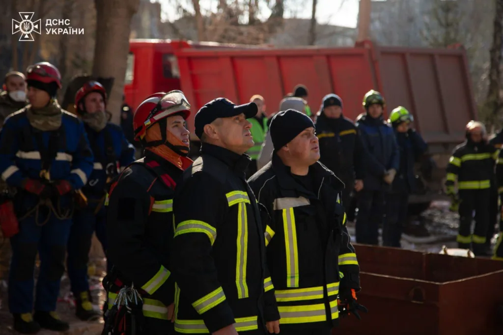 Українські рятувальники під час аварійно-рятувальних робіт