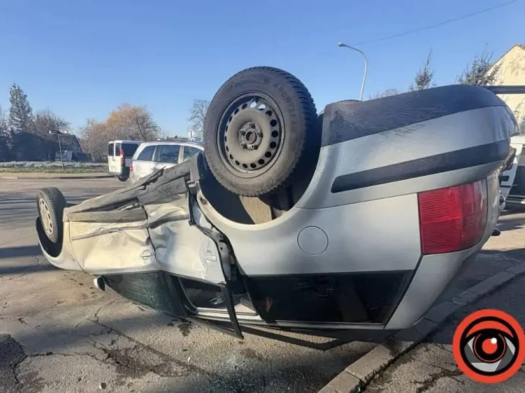 Перевернутий автомобіль після дорожньої аварії