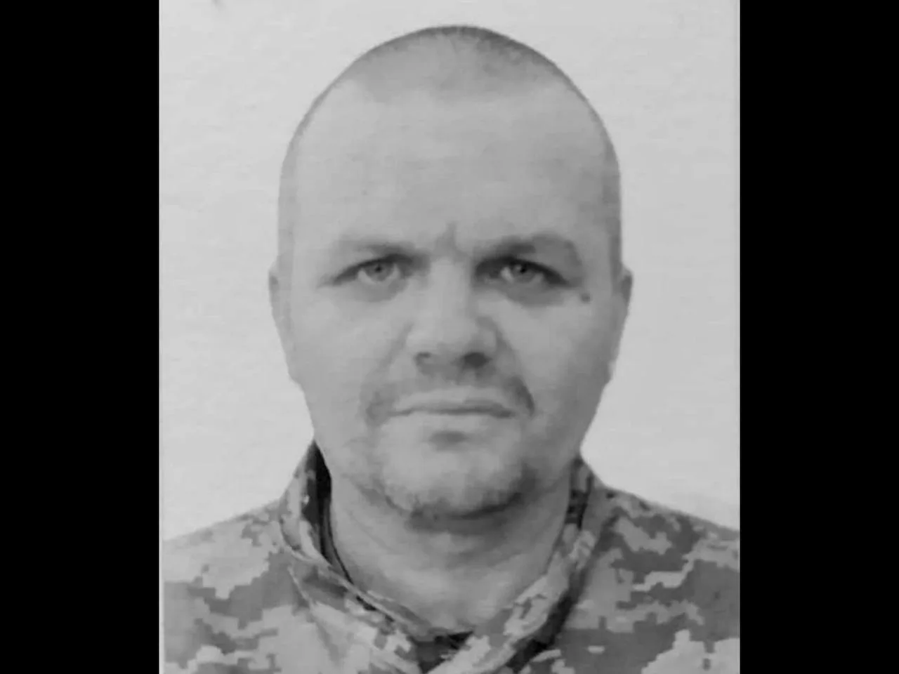 Чоловік у військовій формі, чорнобіле фото