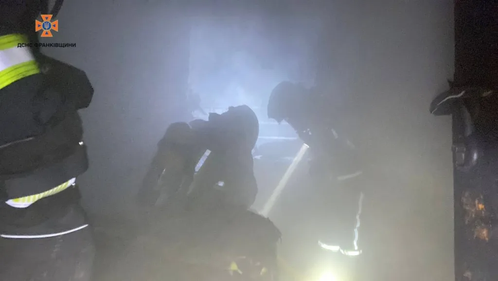 Пожежники гасять пожежу у задимленому приміщенні