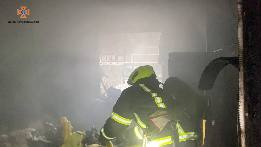 Пожежник гасить пожежу в задимленому приміщенні