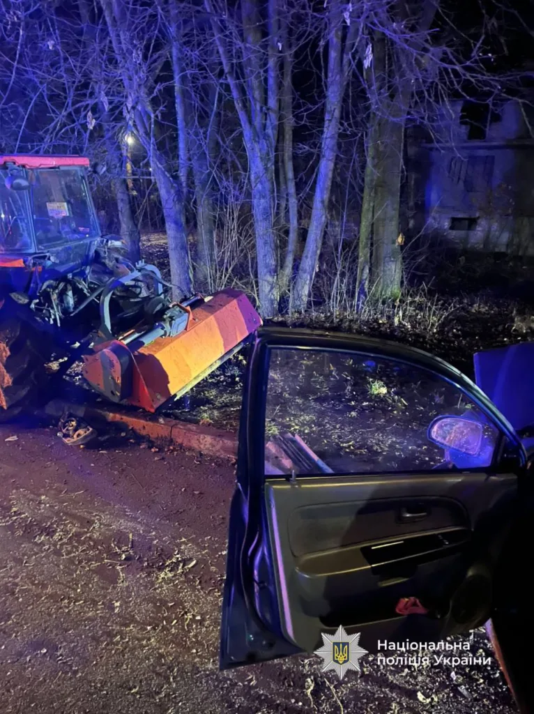 ДТП трактора і легковика вночі біля лісу