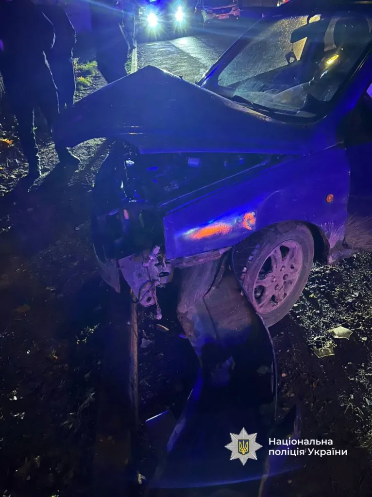 Пошкоджене авто після дорожньо-транспортної пригоди вночі