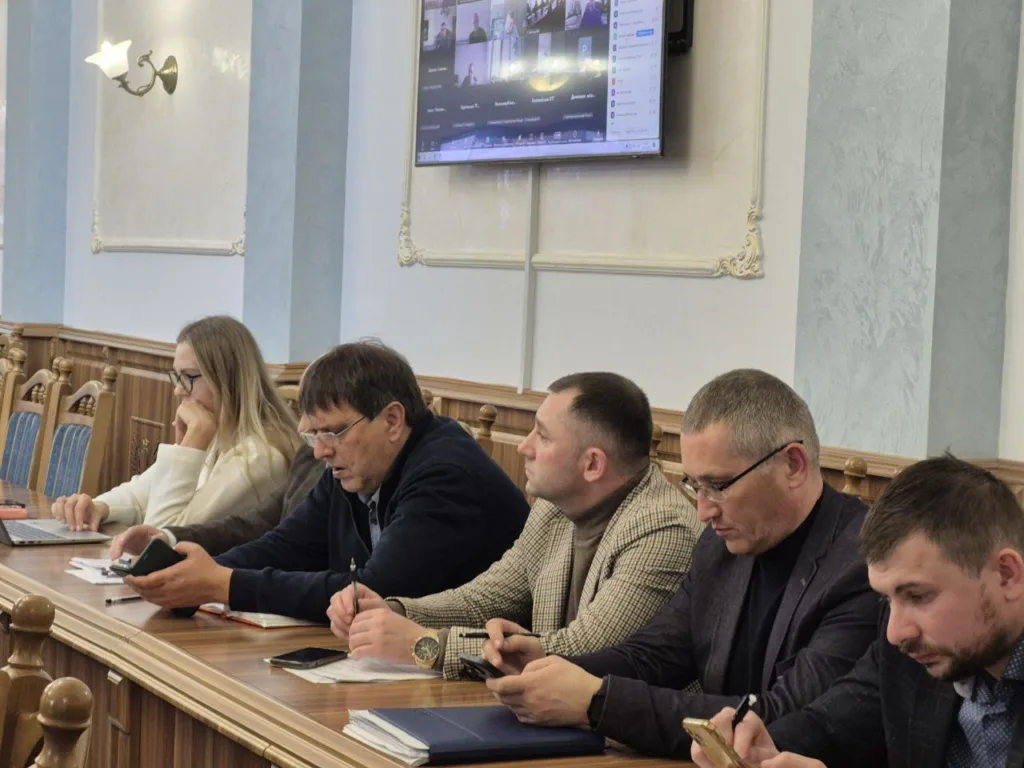 Люди на діловій нараді з ноутбуками