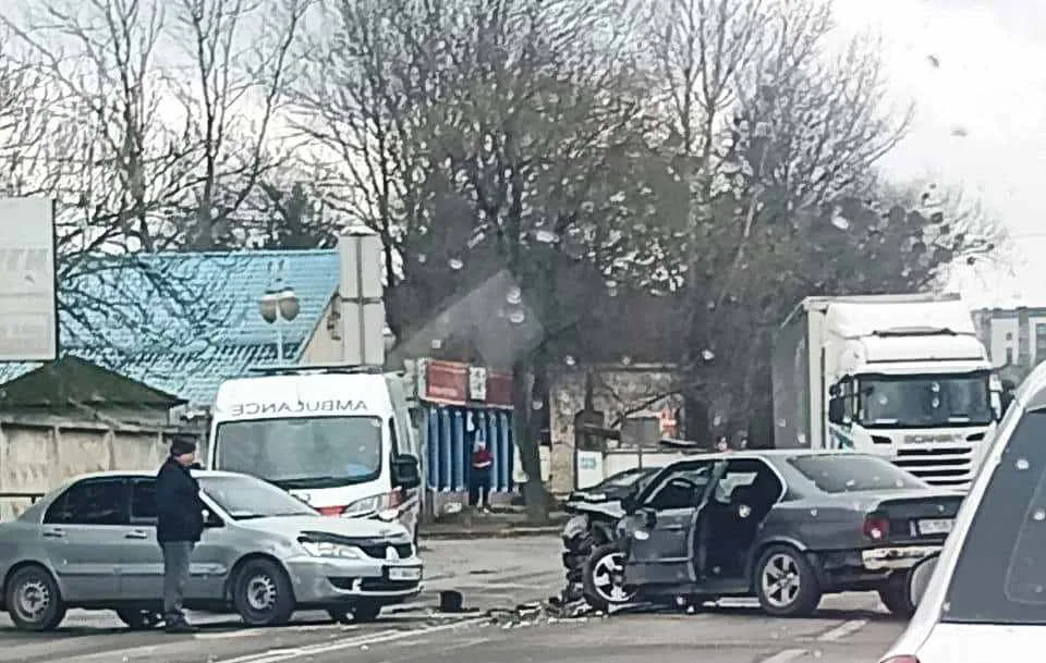 Дорожня аварія з пошкодженими автомобілями та швидкою допомогою