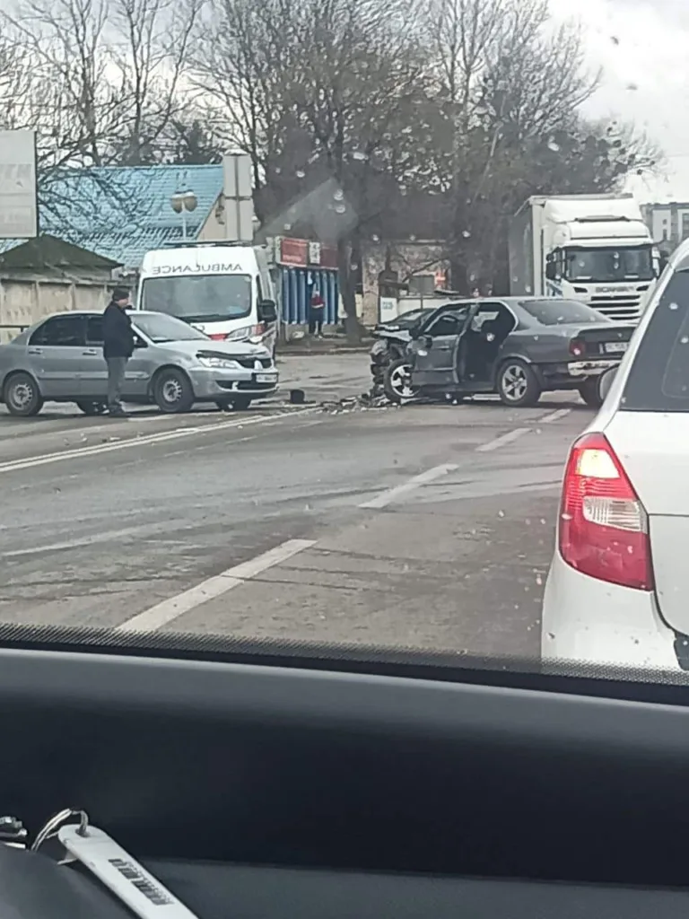 Дорожня аварія з пошкодженими автомобілями та швидкою