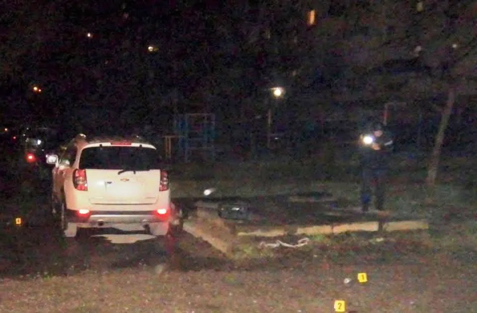 Нічна сцена з білим автомобілем і слідчим