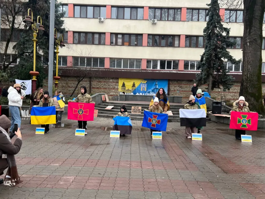 Діти тримають українські прапори на міській площі