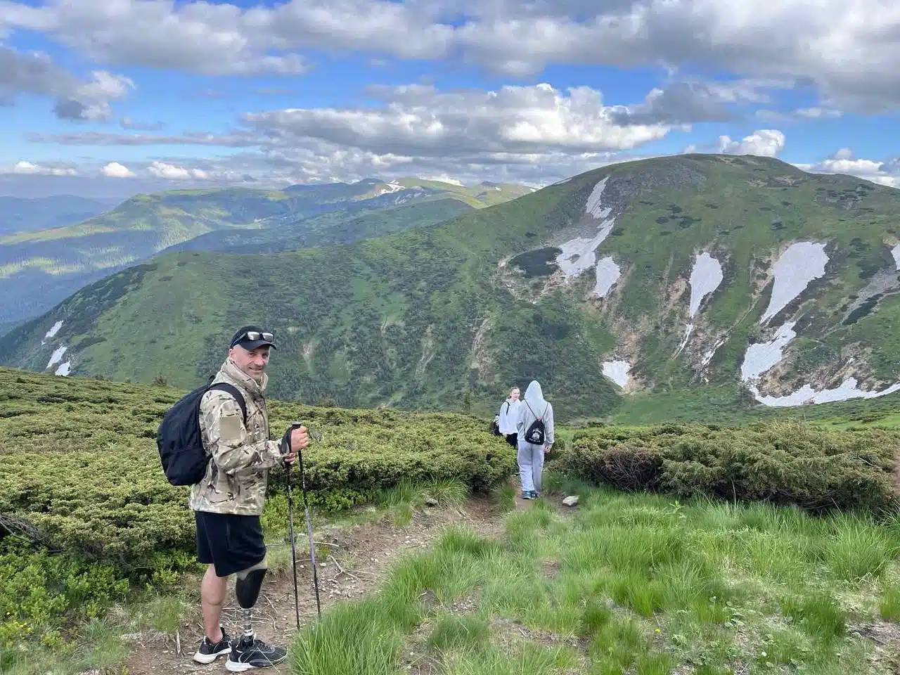 Туристи йдуть гірською стежкою в Карпатах