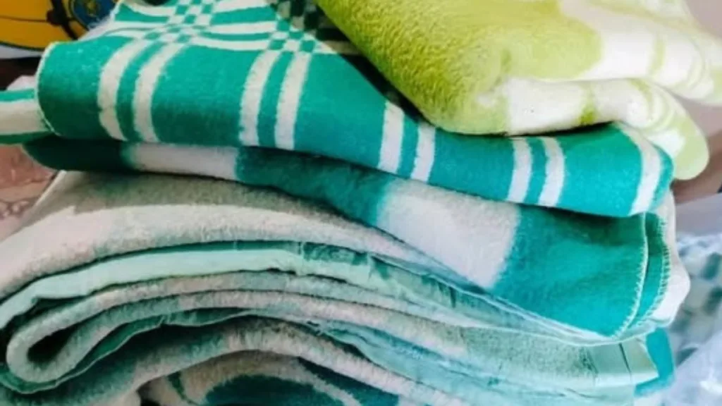Складені зелені та білі рушники