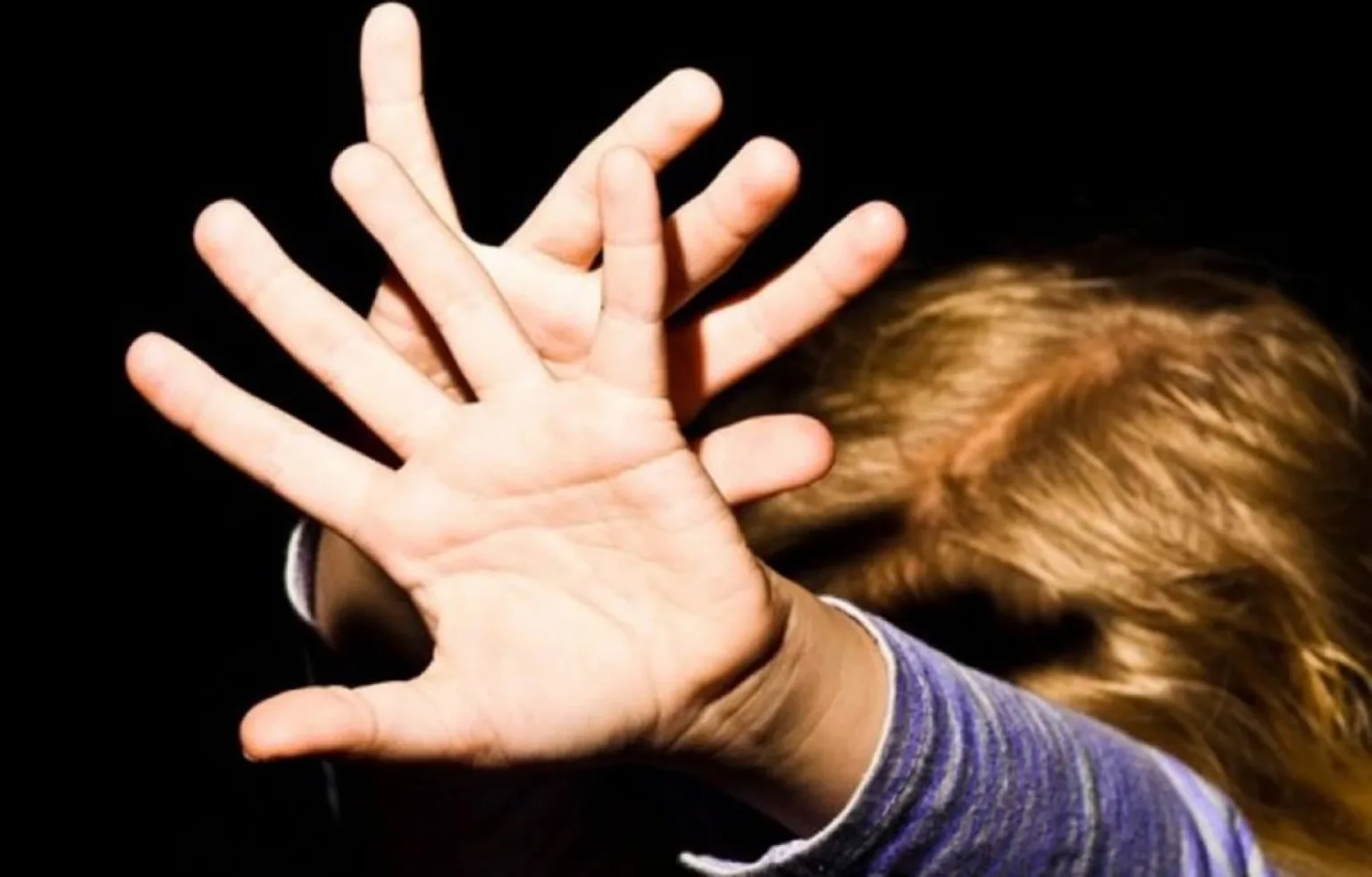 Дитина закриває обличчя руками від світла