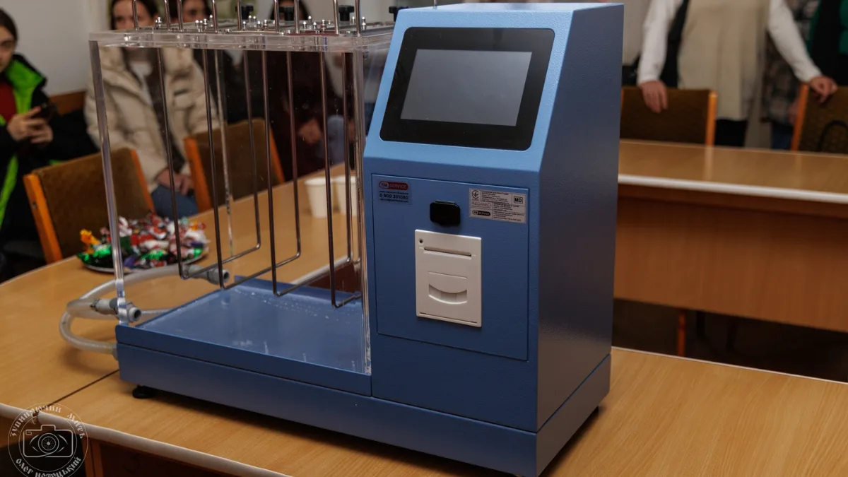 Лабораторне обладнання з сенсорним екраном на столі