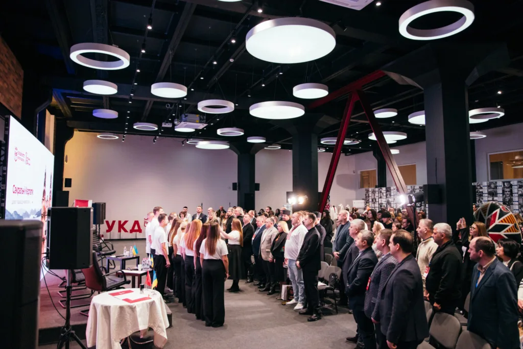 Люди стоять на офіційній події в конференц-залі