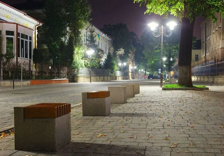 Нічна вулиця з ліхтарями та лавками